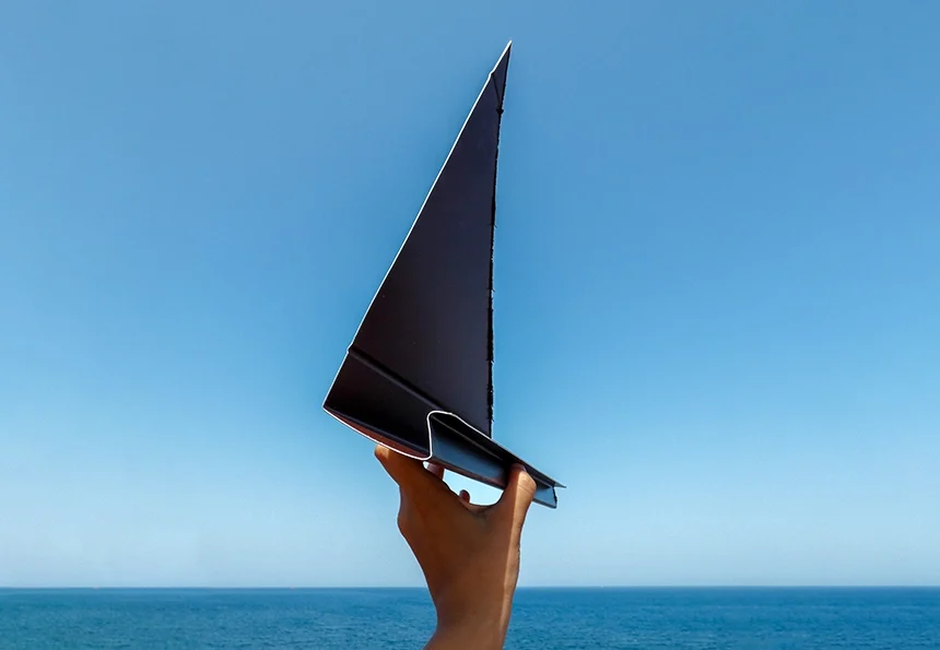 Vue de coupe d'une couvertine en aluminium en face de la mer