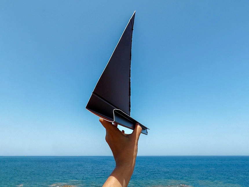 Vue de coupe d'une couvertine en aluminium en face de la mer